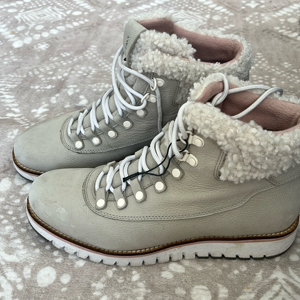 C they come with the original laces and in are good condition